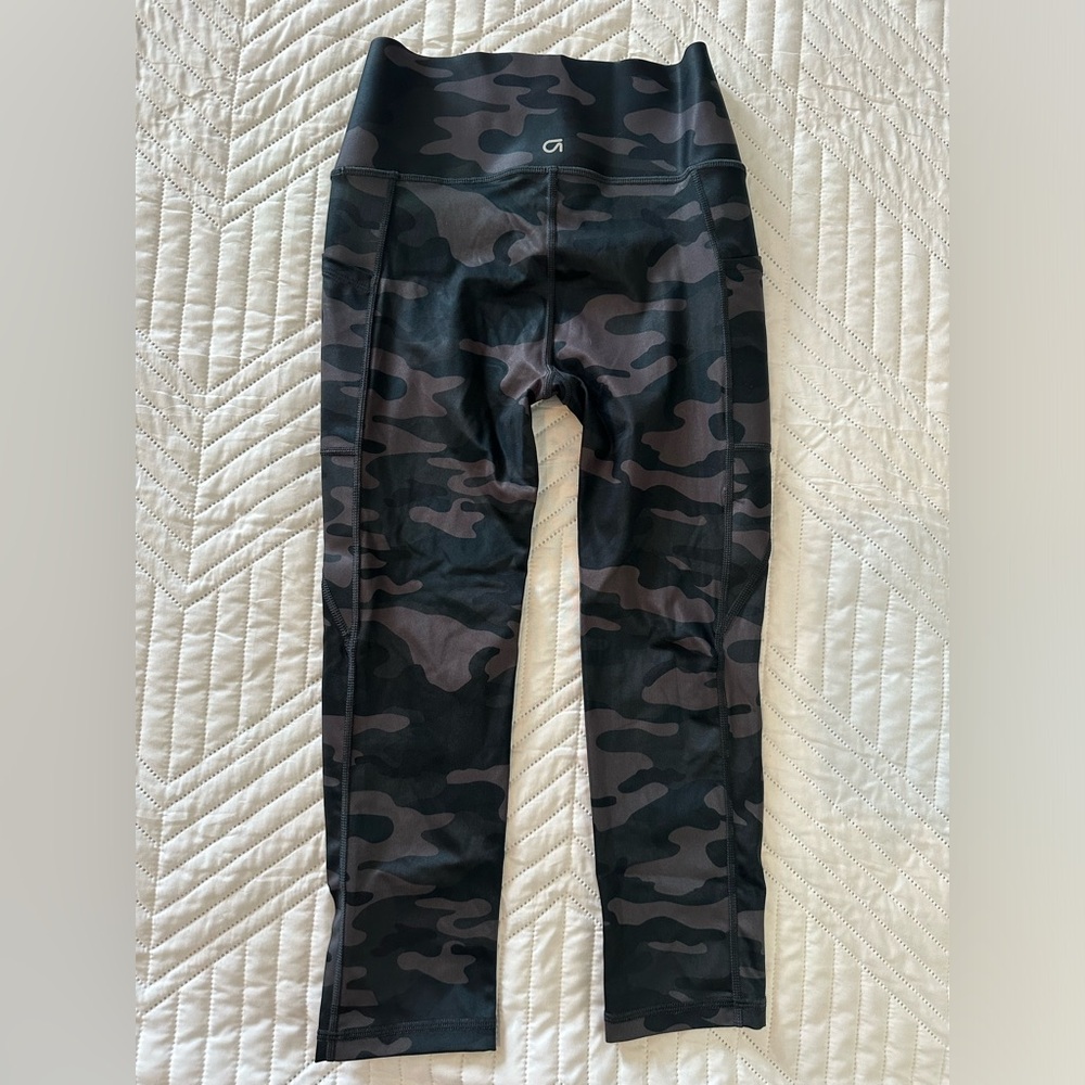 Gap Fit athleasure Capri pants. New without tags. Camo, women’s size XS